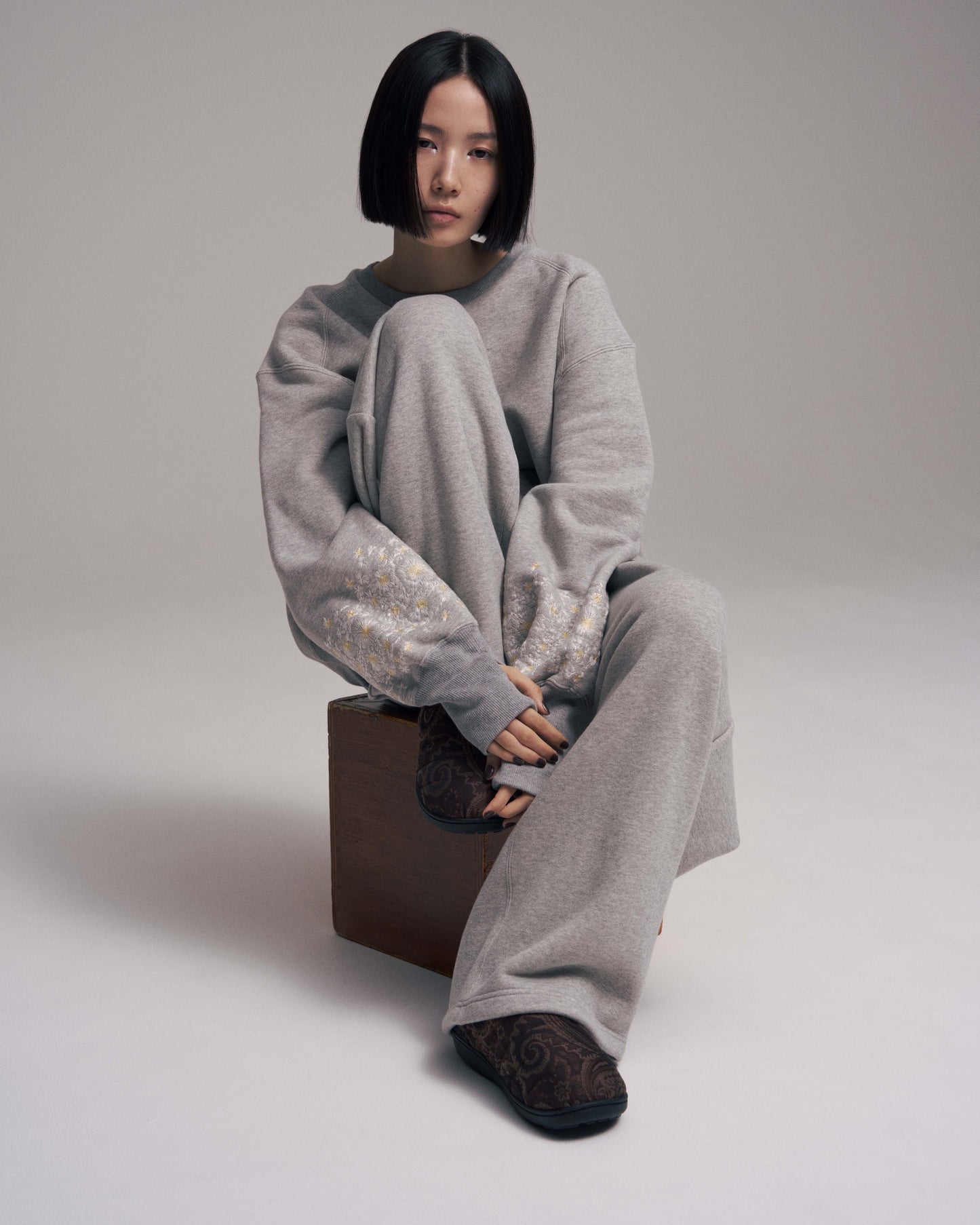 Embroidery crew sweat / Gray
