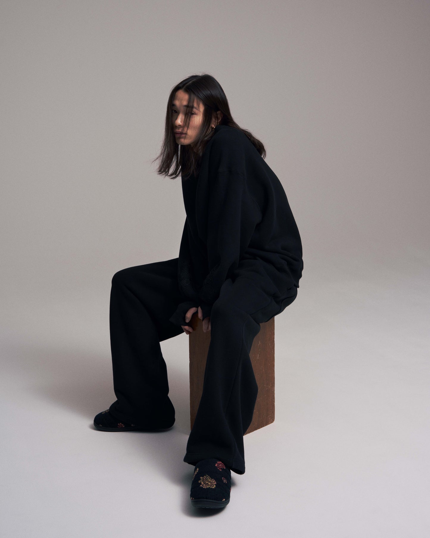 Embroidery crew sweat / Black