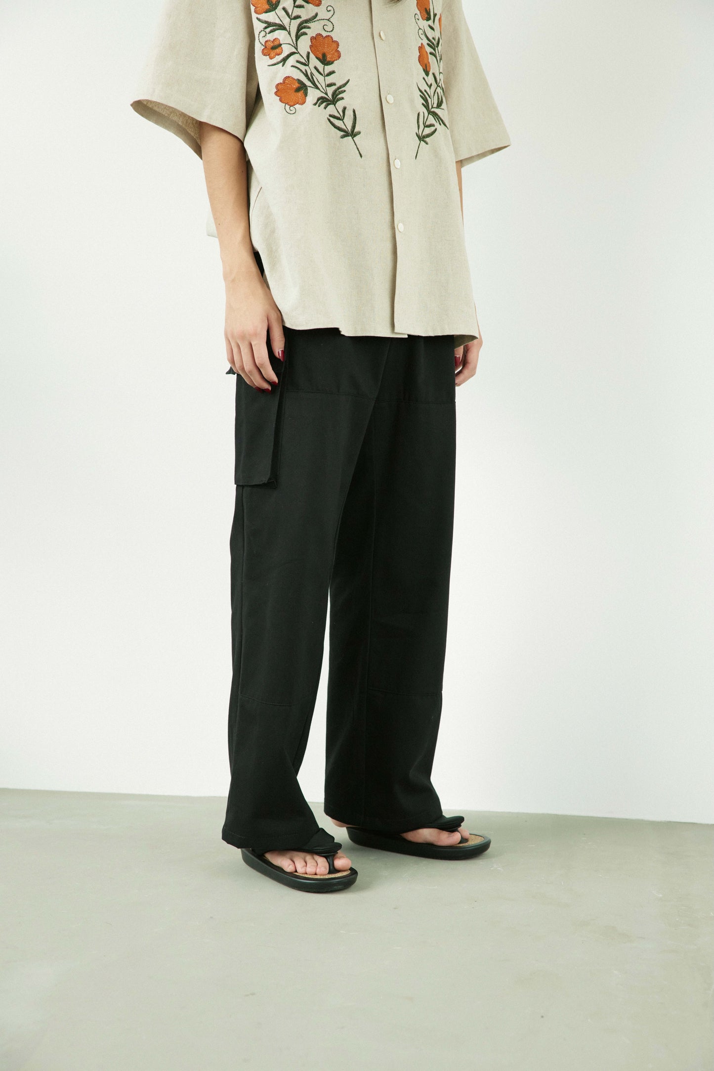 Neutral cargo pants / Black